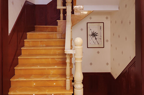 建阳中式别墅室内汉白玉石楼梯的定制安装装饰效果