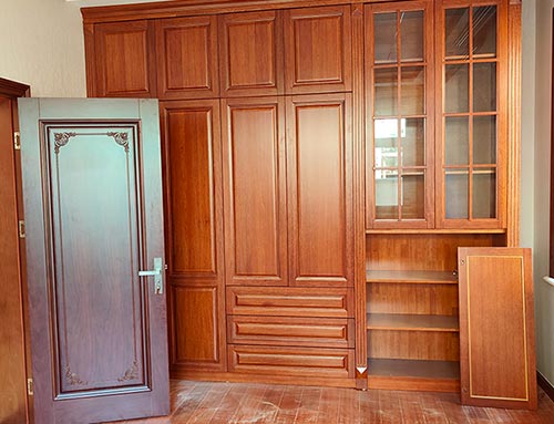 建阳中式家庭装修里定制的实木衣柜效果图